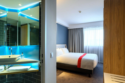 Holiday Inn Express Mechelen Bed with Bathroom