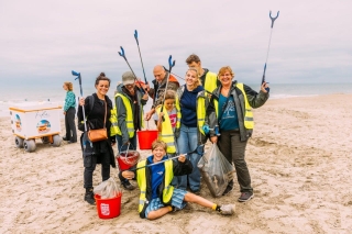1.500 vrijwilligers ruimen 2 ton afval op tijdens 17de Eneco Clean Beach Cup