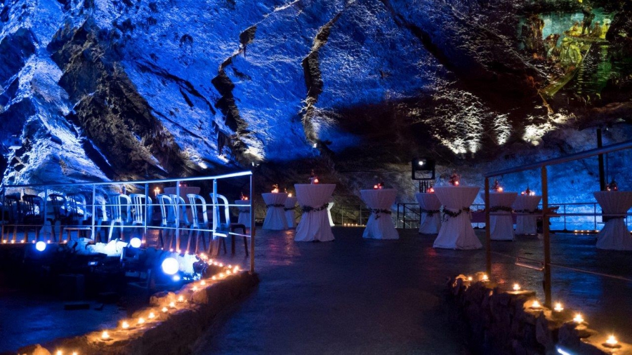 CBC Banque mocht als eerste de vernieuwde feestzaal in het Domein van de Grotten van Han inluiden!