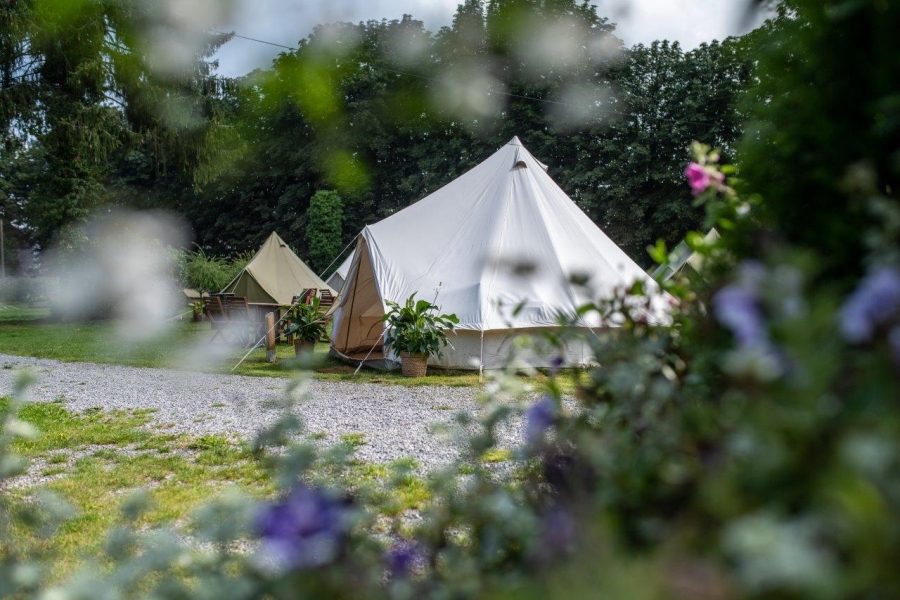 Verblijf in het groen op het Domein van de Grotten van Han