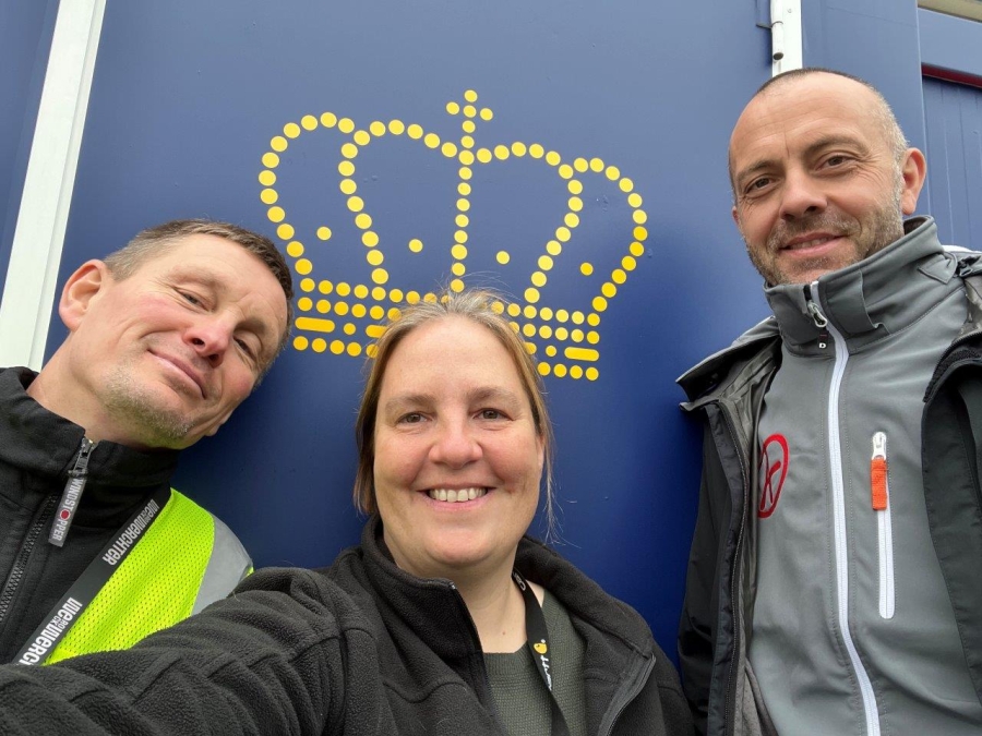 de gauche à droite : « Trounwiessel Production Team » : Production assistant Glacis Filip Vandenbruwane (Showtime! Entertainment Productions), Overall Production Manager Rahel Feidler (Showtime! Entertainment Productions), Local Production Manager James Noël (Den Atelier)