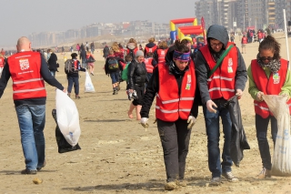 Le nettoyage des plages intensifie la lutte contre la croissance de la montagne de déchets plastiques