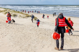 3.000 bénévoles collectent 3,7 tonnes de déchets lors de la 15ⁱème édition de l’Eneco Clean Beach Cup