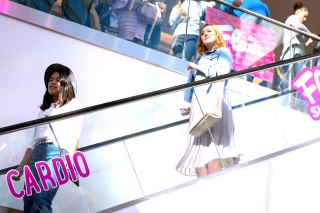 Girls ’n glamour door New Balls Please en Sanoma