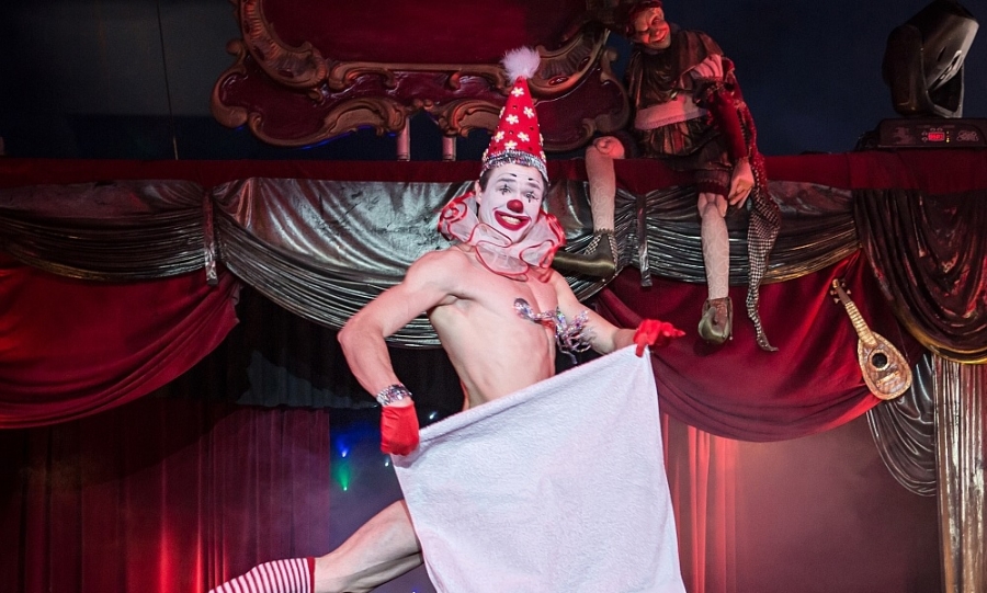 Cirque Rock&amp;Roll et revue Burlesque dans un dîner-spectacle audacieux