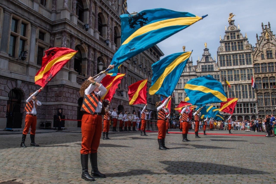 Sylvester organise la fête d’inauguration de l’hôtel de ville rénové d’Anvers