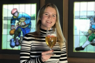 Bierkasteel opent gezellige bruine kroeg met dochter Michelle aan de tap