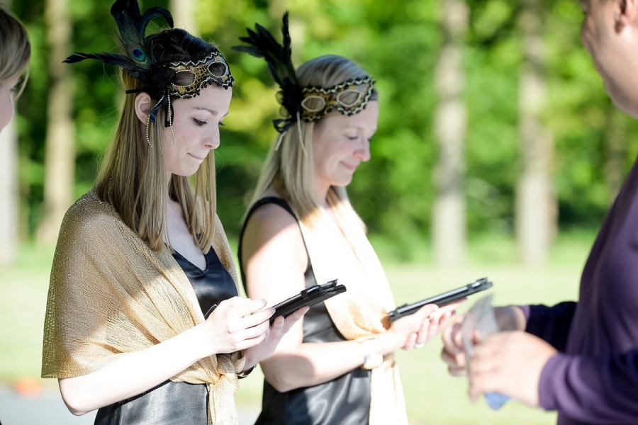 Chaotisch onthaal met papieren gastenlijsten, herkenbaar?