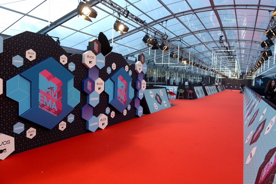 Les pop stars posent dans le ‘chapiteau tapis rouge’ de Neptunus pendant les MTV Europe Music Awards