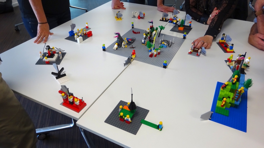 Réunion créative avec des briques LEGO