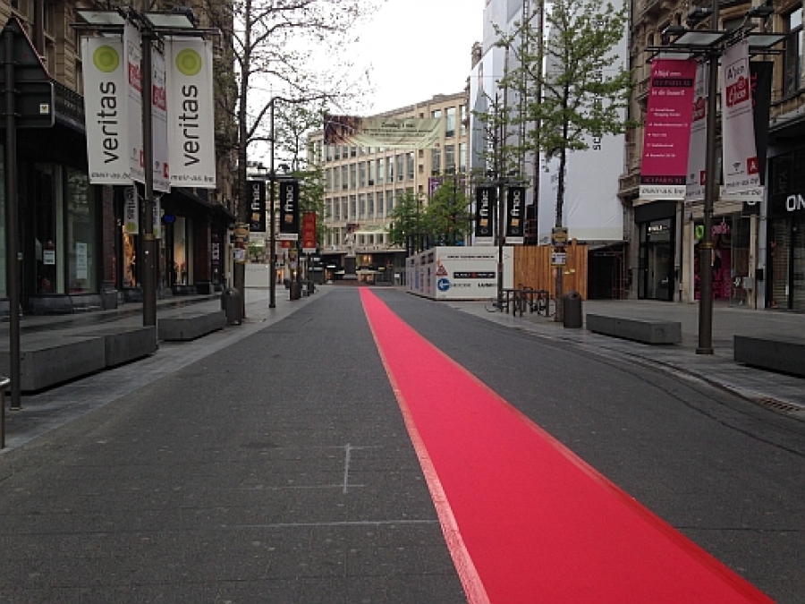 EFS legt anderhalve kilometer lange rode loper in Antwerpen