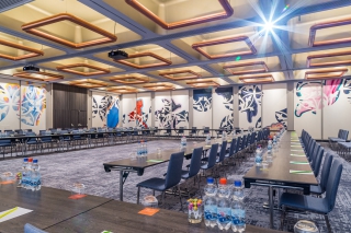 Ping-pong, cappuccinos et réunions sous la plus grande fresque de Bruxelles