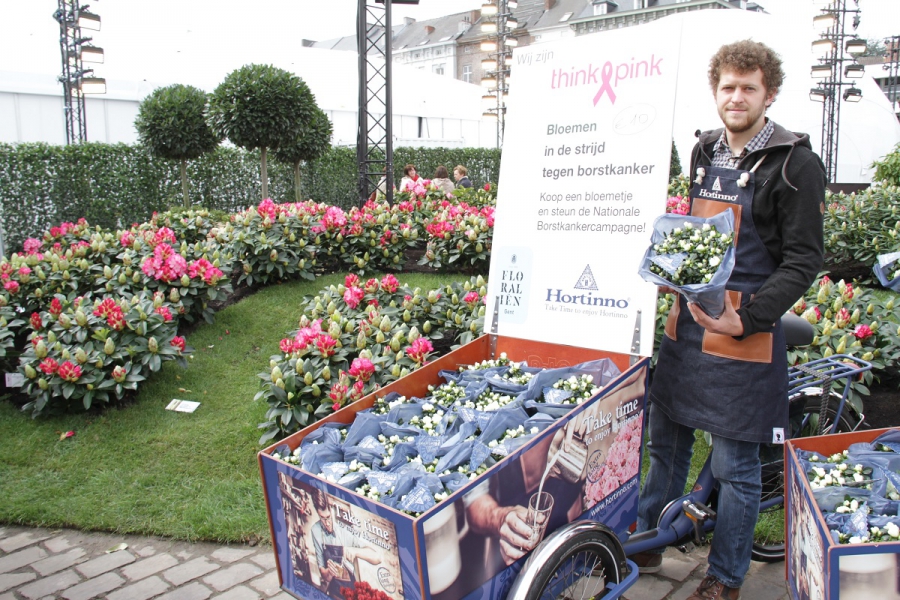 Agence C zet de bloemetjes buiten op Floraliën