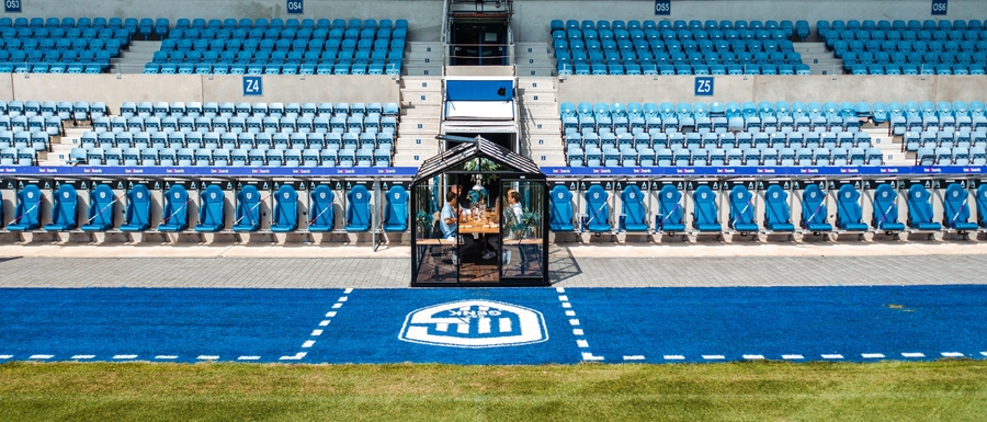 Lekker tafelen langs het veld in de Luminus Arena
