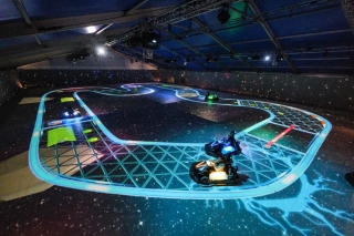 Les vidéo-projecteurs Panasonic créent la première expérience de karting immersive au Royaume-Uni